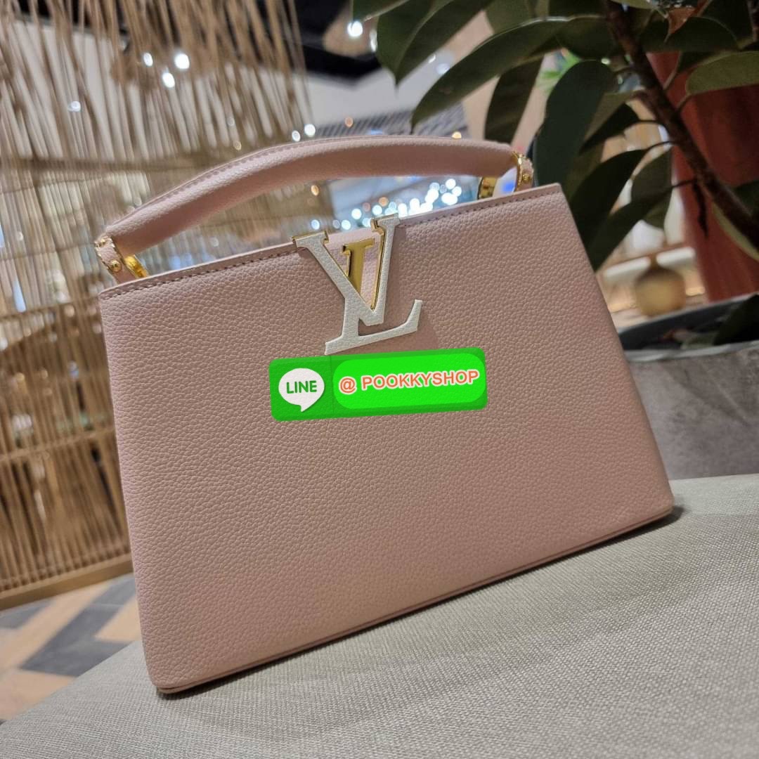 NEW IN!! LV capucines top handle วีไอพีพรีเมี่ยมกิ๊ฟจากเคาน์เตอร์ ที่สุดของความสวยในราคาเบาๆ กระเป๋าถือสุดหรู ดีไซน์ทรงคลาสสิค พร้อมลวดลายหรูหรา มาพร้อมหูจับในตัว ด้วยรูปทรงวินเทจและวัสดุหนังลูกวัว สัมผัสดี ขับผิว ทำให้ไอเท็มนี้สะกดทุกสายตาจริงๆ และยังมีล