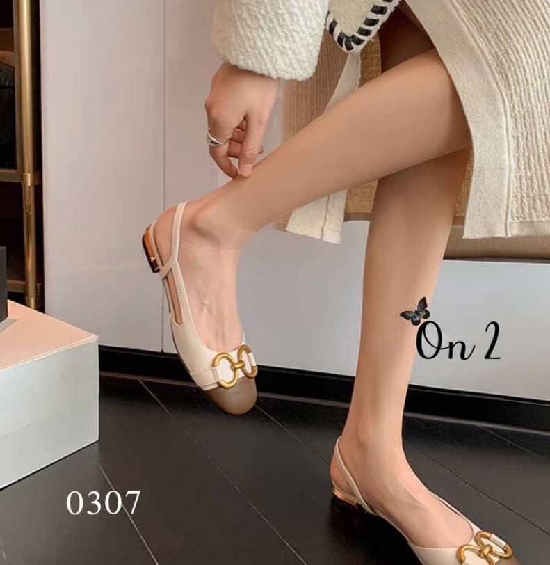 พร้อมส่งรองเท้าหัวคัชชูเปิดหลังรัดข้อเท้า หน้าแต่งอะไหล่ทองเหลือง สไตล์แบรนด์ส้นเป็นอะไหล่ทองสวยหรู สายรับปรับได้ คู่นี้ใส่แมทกับชุดได้ง่ายทั้งกางเกงและกระโปรงได้หมดทรงสวย