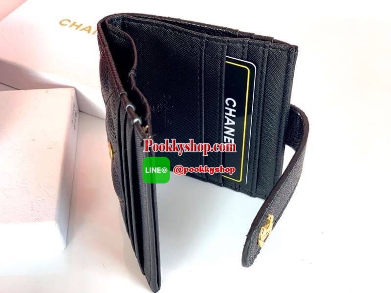 NEW ARRIVAL! หายากค่ะ Chanel Card Holder กระเป๋าใส่นามบัตร Gift With Purchase พรีเมี่ยมกิ้ฟจากต่างประเทศ วัสดุหนังคาเวียร์ สีดำมีโลโก้อะไหล่ทอง / อะไหล่เงิน มีช่องใส่บัตรด้านหน้า 3 ช่อง ด้านหลังอีก 10 ช่อง ซับในปั้มแบรนด์ ด้านบนใส่แบงค์พันได้ สวยดูดี สะดว