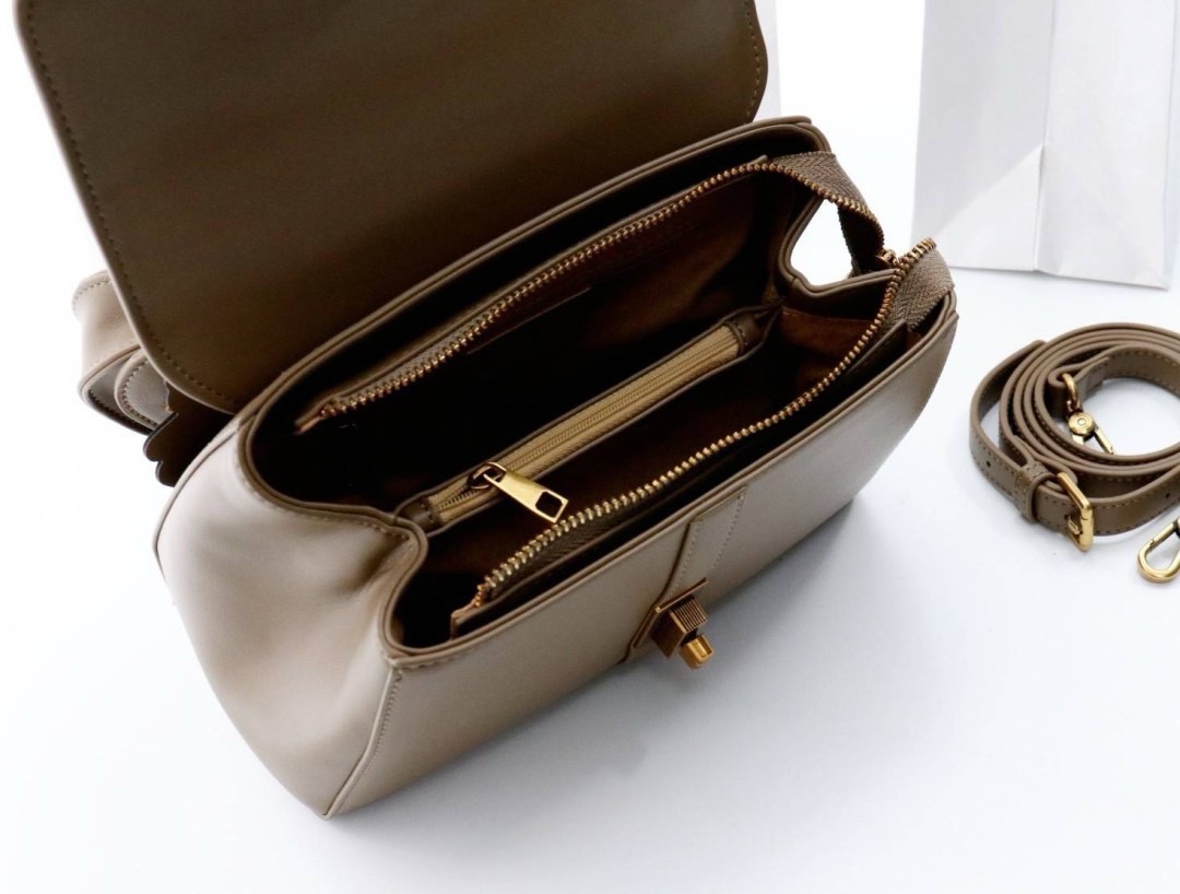 celine งาน nologo งานเกรดพรีเมี่ยม หนังดีมาก มีแถมกระเป๋าลูกใบเล็ก ขนาดกำลังพอเหมาะ แมทได้กับทุกลุค ทั้งถือและสะพาย