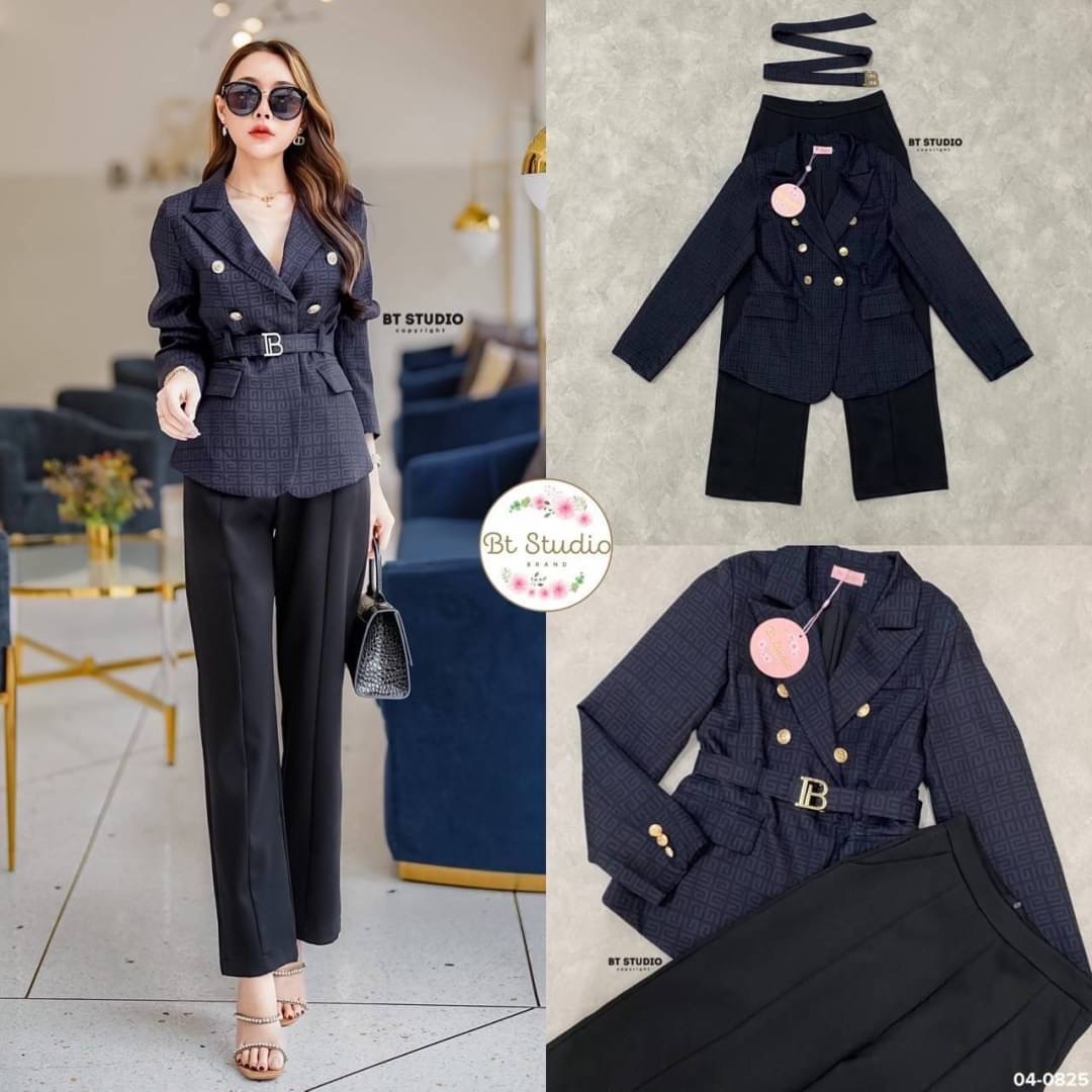 เซท 3 ชิ้น เสื้อเบเซอร์คอปก แขนยาวแต่งกระดุมสีทองปั้มโลโก้ที่ตรงกลาง และปลายแขน มาพร้อมสายเข็มขัดคาดเอวสีเดียวกันกับเสื้อ หัวเข็มขัดแต่งสีทอง แมทซ์กับกางเกงขายาวตีเกล็ดด้านหน้า กระเป๋าใช้งานได้จริง งานสวย คัตติ้ง เนื้อผ้าดี ห้ามพลาดเลยจ้าา