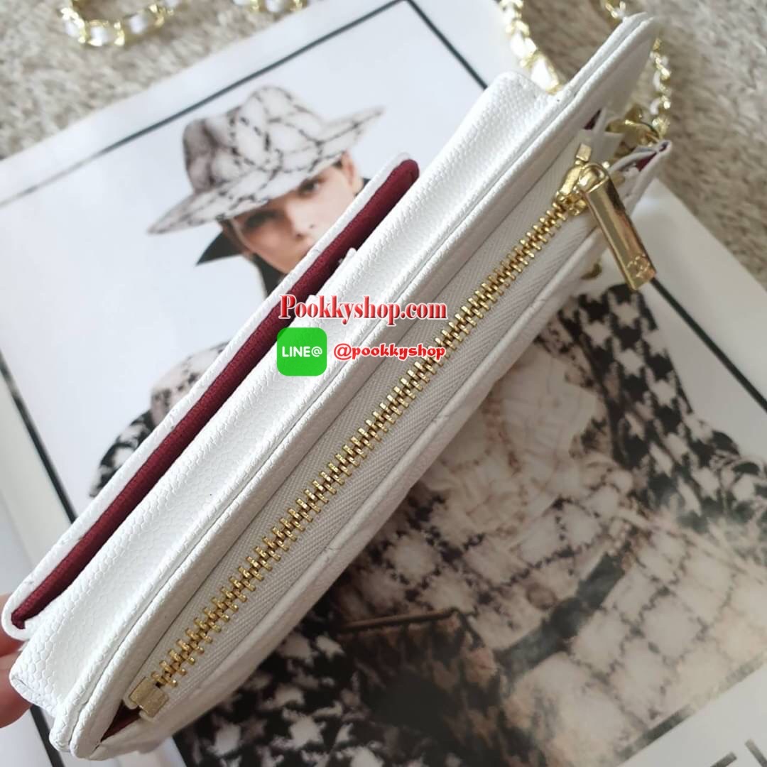 NEW ARRIVAL!! CHANEL VIP GIFT WOC BAG กระเป๋าสตางค์คล้องคอ/ Crossbody ที่กำลังมาแรงมาในตอนนี้ ตัวกระเป๋าเป็นกระเป๋าสตางค์หนังพียูลาย CAVIER อะไหล่ทองทั้งใบ ด้านหน้าใส่ iphone+ ได้ เปิดปิดด้วยกระดุมแม่เหล็ก สามารถใส่บัตรได้อีก4ใบด้านใน พลิกมาด้านหลังมีช่อง