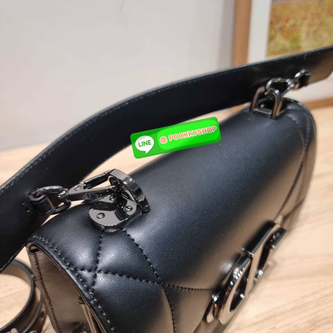 🔅 Model CD 30 MONTAIGNE POUCH WITH SHOULDER STRAP AND HANDLE 🔅 Details ย้อนยุคความหรูหรา อันเป็นเอกลักษณ์ กระเป๋าสะพายสวยอยู่ทรง เพิ่มลูกเล่นให้กับไอเท็มนี้ด้วย มือจับที่ถอดออกได้ และอะไหล่เปิด-ปิดแบบคล้องล็อค สะดวกใช้ ด้านหลังมีช่องใส่บัต