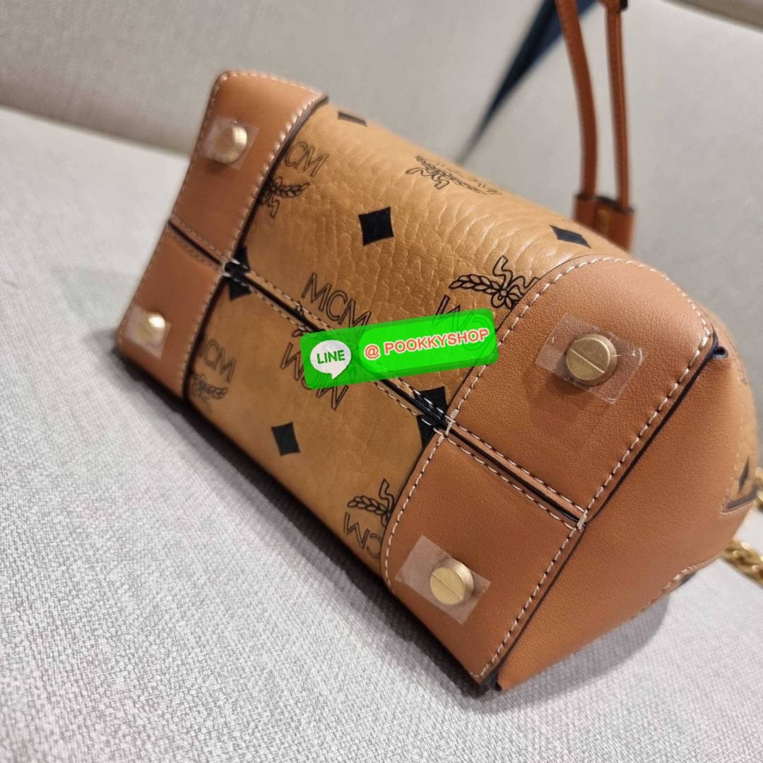 MCM SOFT BERLIN DRAWSTRING BAG IN VISETOS กระเป๋าสะพายทรง bucket ไซส์ mini ขนาดน่ารักน่าใช้ มาพร้อมกล่องสุดหรู!! วัสดุหนังแคนวาสคุณภาพดี รูดเปิด-ปิดกระเป๋าด้วยสายหนัง ภายในเป็นช่องโล่ง มีช่องแยก และช่องเก็บบัตรหรือจะไว้ของจุกจิกก็ได้ เป็นหนังแท้ ใต้กระเป๋