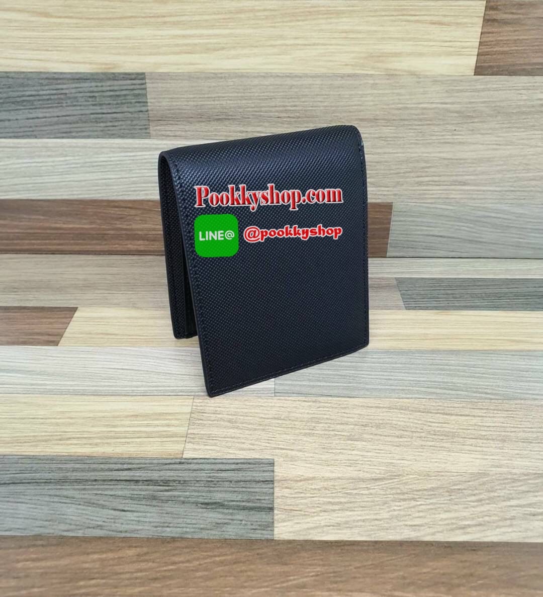 ลาคอส MEN'S CHANTACO LEATHER WALLET กระเป๋าสตางค์คุณภาพดี แบบพับสองตอนสำหรับคุณผู้ชาย มีช่องใส่บัตรถึง 8 ช่อง และช่องใส่ธนบัตรแยกเป็นสัดส่วน มาพร้อมลูกเล่นมีช่องซิปโค้งใส่เหรียญเก๋ๆด้านใน หัวซิปปั๊มแบรนด์ สวยน่าใช้ห้ามพลาดเลยค่า