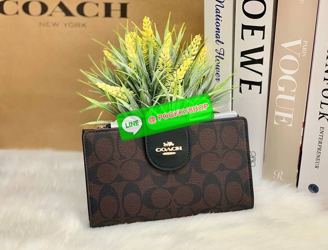 COACH TECH WALLET IN COLORBLOCK SIGNATURE ((C2874)) ✔️กระเป๋าเงินใบยาว หนังแท้ พร้อมสายคล้องมือในตัวค่ะ ✔️เปิดปิดด้านหน้าแบบฝากระดุม ภายในมีช่องใส่ธนบัตร2ช่อง ;สามารถใส่มือถือ iphone 10 xs max ได้เลยค่ะ ✔️มีช่องเสียบธนบัตร7ช่อง;พร้อมช