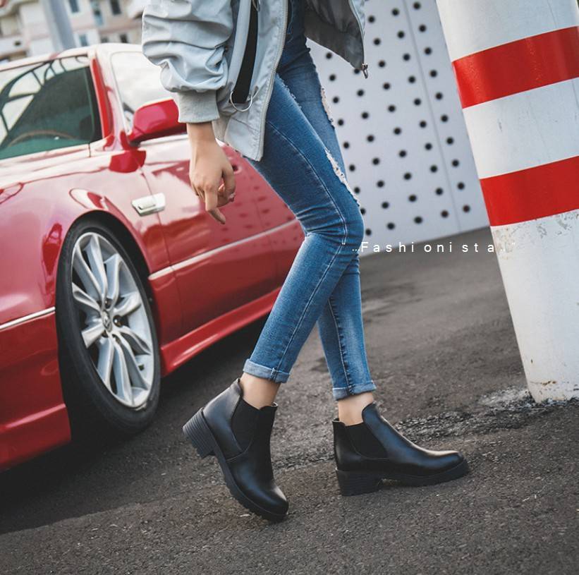 แบบขายดีติดดาว Best Seller!!! งานฮ็อตฮิต รองเท้าบู้ททรงสั้นหุ้มข้อสไตล์ casual วัสดุหนัง pu เนื้อหนานุ่มคุณภาพดี พื้นยางหยักกันลื่นดีเยี่ยม ส้นหนา 2" ทรงแน่นกระชับ เพิ่มฟังค์ชั่นการใช้งานถอดใส่ง่ายและช่วยเพิ่มความยืดหยุ่นสะดวกมากยิ่งขึ้นด้วยขอบยางยืด