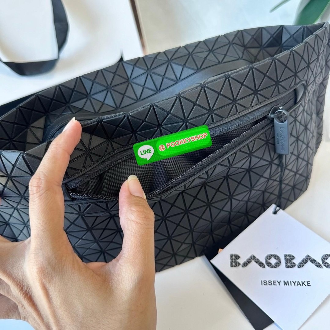BaoBao Issey Miyake baton belt bag 🔖กระเป๋าคาดเอว/คาดอก เอกลักษณ์โดดเด่นตลอดทั้งใบ สุดเทห์ น้ำหนักเบาพกพาสะดวก 🔖วัสดุ: โพลียูรีเทนผสมหนัง 🔖เปิด-ปิดแบบซิปบน และมีช่องซิปด้านหน้า ภายในมีช่องแยกสัดส่วน 2 ช่อง ซับในผ้าไนลอน 🔖สา