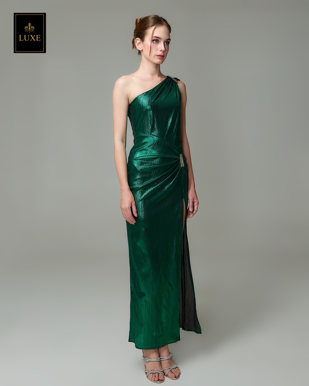 เดรสแฟชั่น แม็กซี่เดรสเสื้อไหล่เดียวทรงเข้ารูป มีผ้าเครปด้านหลัง กระโปรงทรงสอบผ่าหน้าขา