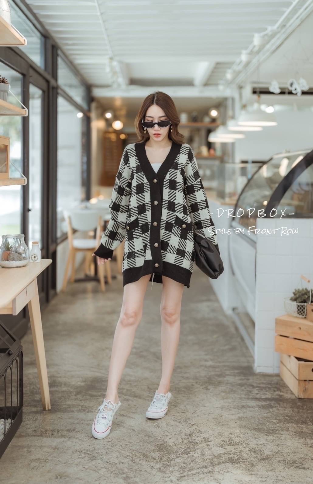 DROPBOX Style by Front Row Korea Oversize 2 Tone Big Shino Long Sleeves Knitting Cadigan เสื้อคาดิเเกนไหมพรมเเขนยาว งานผ้าไหมพรมทรงโอเวอร์ไซส์ กระดุมเรียงหน้า ผ้าไหมพรมนิ่มๆ รุ่นนี้ทรงโอเวอร์ไซส์ใส่เกาหลีๆ เลยคะสาวๆ