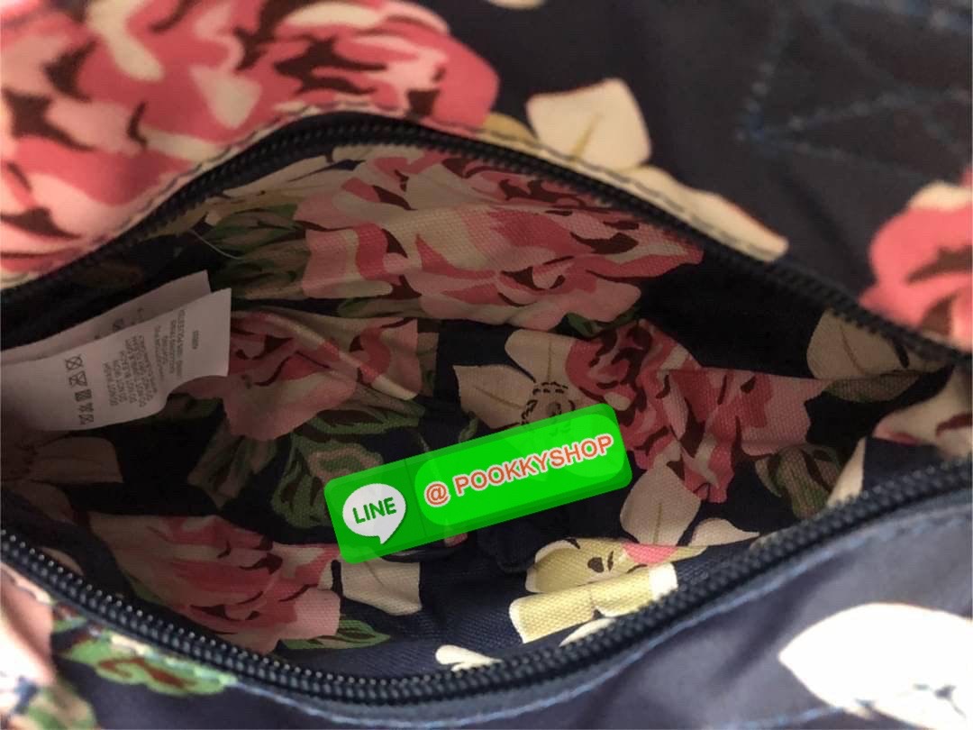 Cath Kidston Mini day Bag กระเป๋าถือหรือสะพายสุดชิค เหมาะสำหรับใช้สะพายในวันทำงานหรือวันสบายๆ เก็บของใช้ระหว่างวันได้เยอะค่ะ เปิด-ปิดด้วยซิป ด้านในมี 1ช่องใหญ่ ช่องซิป 1ช่องและช่องเล็กให้แยกเก็บมือถือของจุกจิก สวยคุ้มมากๆ มีหูจับ มาพร้อมสายสะพายยาวปรับระด