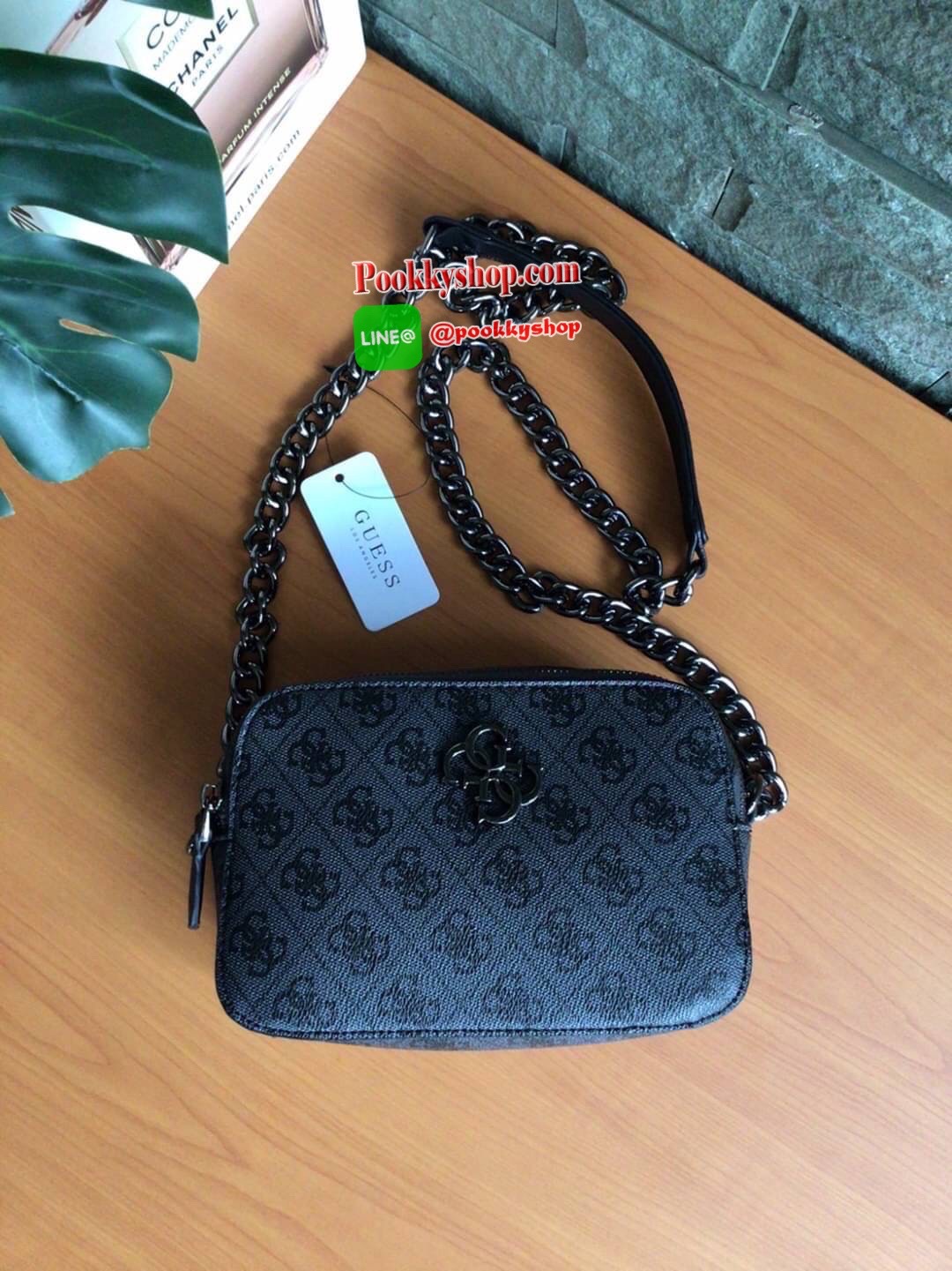 GUESS NOELLE CROSSBODY CAMERA BAG กระเป๋าสะพาย Crossbody รุ่นยอดนิยมหนังเรียบ และ หนังลาย Signature แบรนด์รอบใบ สวยอยู่ทรง ขนาดกำลังดี ด้านหน้ามีโลโก้แบรนด์ เปิดปิดด้วยซิปสะดวกใช้ แบ่งเป็น 2 ช่องซิป ภายในมีโลโก้ซับในลายแบรนด์ ภายในแยกเป็นสัดส่วนใช้งาน ใส่