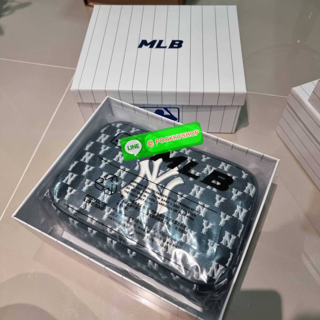 MLB JACQUARD MONOGRAM CROSSBODY BAG ฉุดไม่อยู่ ดาเมจแรงมาก!! กับกระเป๋าครอสบอดี้ ที่สายเกาต้องมี!! ดีไซน์ลวดลายโมโนแกรมเอกลักษณ์ ลงบนผ้า jacquard ได้อย่างลงตัวและสวยงาม เปิด-ปิดด้วยซิป ภายในโล่งกว้าง จุของสบายๆ มาพร้อมใบลูก และสายสะพายข้าง ให้ความคล่องตัว