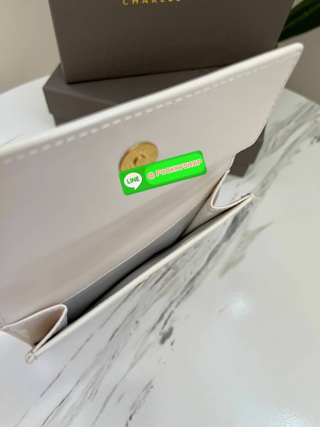 Snap Button Mini Short Wallet กระเป๋าเงินใบกลางหนังเรียบใบสวย จับถนัดมือ เปิดปิดแบบกระดุมแม่เหล็ก เป็นช่องใส่เหรียญ/บัตร และช่องใหญ่ใส่แบงค์เปิดปิดแบบกระดุม มีช่องใส่การ์ด 7 ช่อง และช่องใส่แบงค์ 2 ช่องใหญ่ ใส่แบงค์1000 แบบไม่พับได้เลยค่ะ แนะนำไปใช้กับกระเ