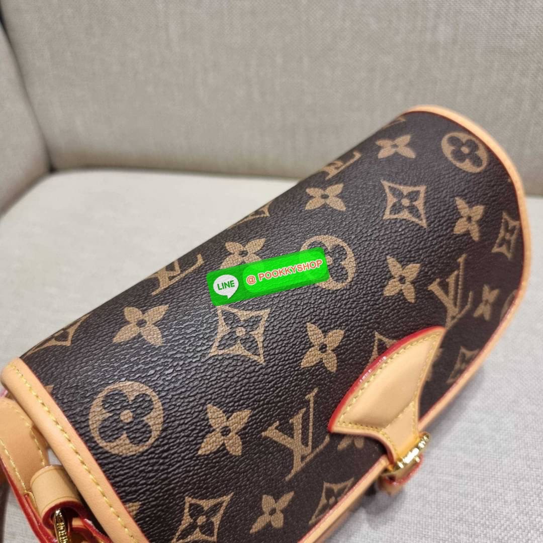 Rare item!! LV sologne crossbody bag ที่สุดของรุ่นหายากที่จัดเต็มให้แบบฟูลเซ็ท กระเป๋าสะพายราคาสุดคุ้มจากเคาน์เตอร์ dutyfree ที่ดีไซน์ออกมาน่ารักน่าใช้ ขนาดกำลังสวยมาก วัสดุหนังแคนวาส เปิด-ปิดด้วยกระดุมแม่เหล็ก ภายในโล่ง มีช่องซิปแยกให้ ใส่ของสำคัญได้สบาย