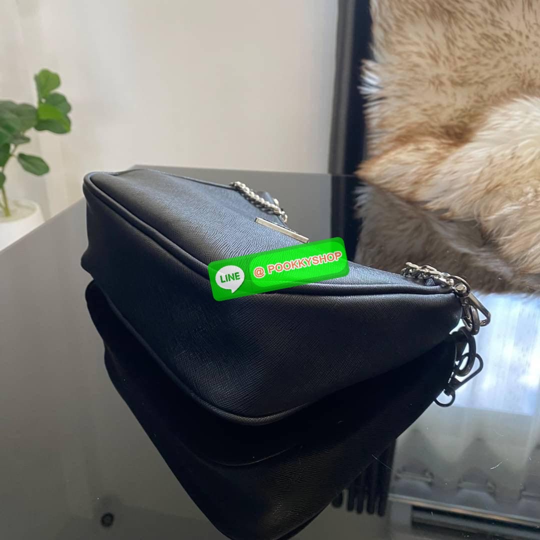 รุ่นใหม่ล่าสุด GUESS SHOULDER BAG ซื้อ1ได้ถึง2ไอเท็ม กระเป๋าพอชรูปทรงสวย เปิด-ปิดด้วยซิปด้านในโล่งกว้างมีช่องซิปใส่ของจุกจิก เพิ่มความน่ารักด้วย กระเป๋าใส่เหรียญใบเล็กทรงกลม เฝสามารถถอดใช้แยกได้ มาพร้อมสายโซ่สะพายไหล่ และสายสะพายยาวสามารถปรับระดับได้ฟรีไซ