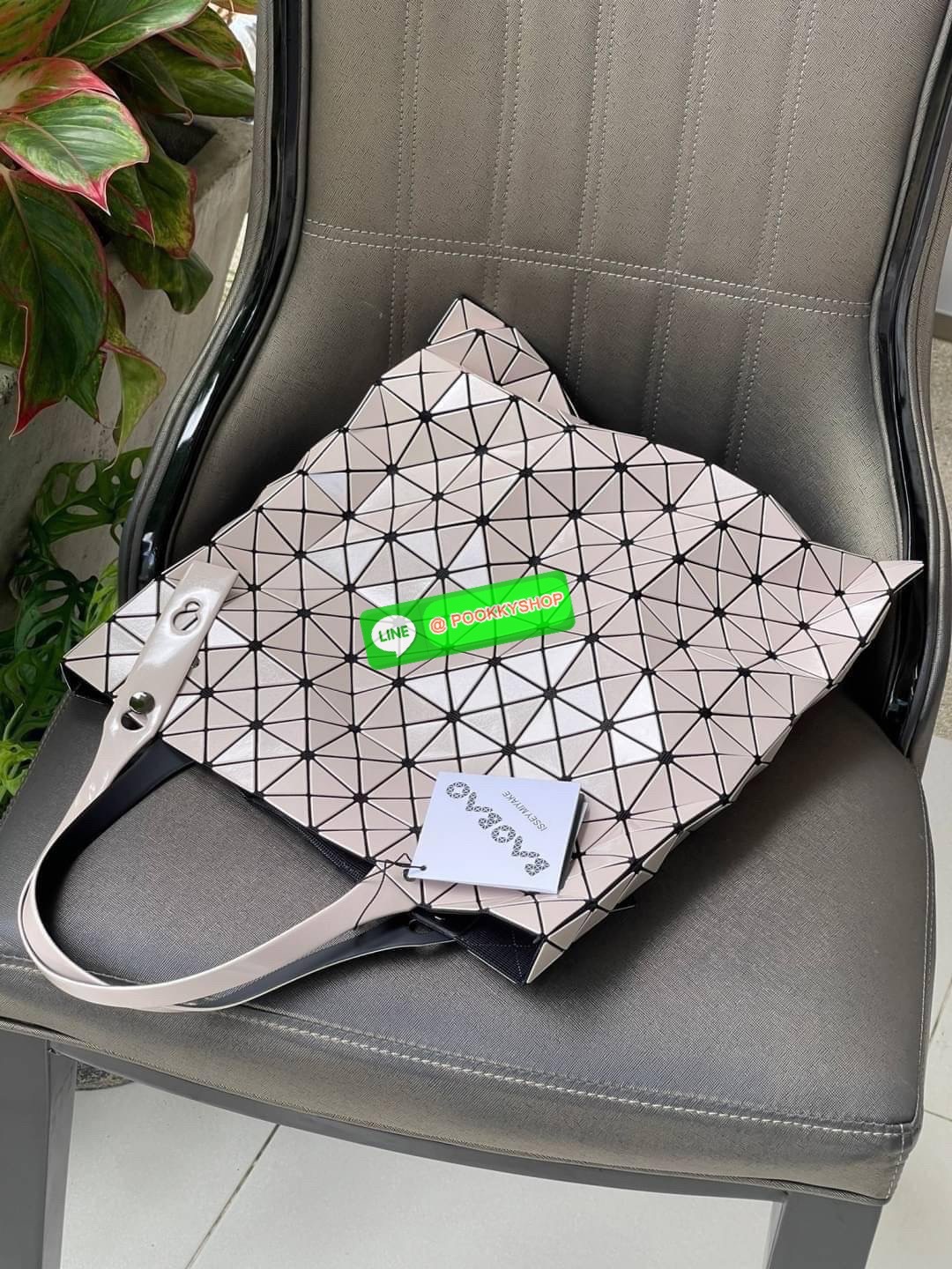 💕 Baobao Issey Miyake Prism Frost ToTe Bag ซีรีส์ที่มีความแวววาวนุ่มนวลและมีลวดลายคล้ายเกรนของผ้าเพื่อสร้างลุคที่มีเท็กซ์เจอร์ กระเป๋าโท้ตที่มีให้เลือกอย่างหลากสี มีกระเป๋าซิปด้านในที่สามารถเก็บของมีค่าได้อย่างปลอดภัย เช่น บัตรโดยสารประจำและกุญแจ
