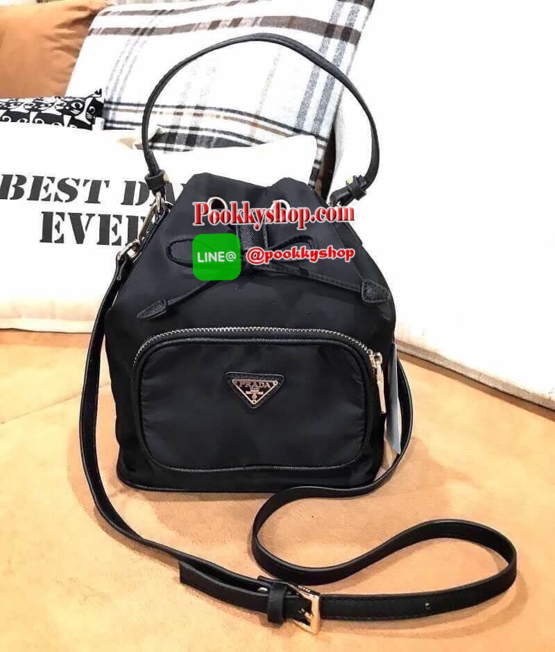 Restock รุ่นยอดนิยม! PRADA DRAWSTRING BAG WITH STRAP VIP GIFT WITH PURCHASE พรีเมี่ยมกิ้ฟจากต่างประเทศรุ่น Limited edition วัสดุ Nylon คุณภาพดีตามแบบฉบับแบรนด์ ด้านหน้าประดับโลโก้ เปิดปิดแบบหูรูด Drawstring มาพร้อมสายสะพายให้ถึง2แบบ ทั้งสายสั้นและสายยาวปร