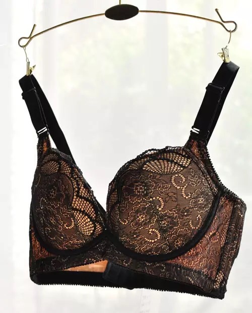 บราดันทรง ชุดชั้นใน ดันทรงเสริมโครง ลูกไม้ สีทูโทน ลูกไม้ดำ แซมโอรสครีม งานยุโรป สวยหรูมากคะ Size B75