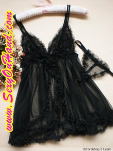 ชุดนอนเซ็กซี่ สีดำ ผ้าซีทรู เนื้อผ้าบาง ลื่น ตกแต่งขอบและสายเสื้อด้วยผ้าซีทรูจับจีบย่น สีดำช่วงอก เพิ่มความเซ็กซี่ ปนหวานคะ +จีสตริง เข้าชุด