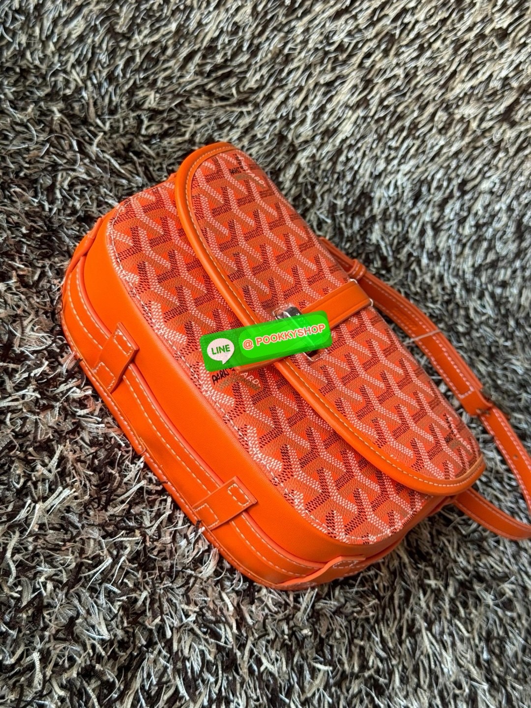 Goyard belvedere pm แบรนด์ดังจากฝรั่งเศส เรัยบหรูแต่ดูสง่า สะดุดตาด้วยลายเฉพาะตัว วัสดุที่นำมาตัดเย็บกระเป๋าเป็นวัสดุผ้าใบ Canvas ที่มีชื่อเรียกว่า “Goyardine” ซึ่งเป็นผ้าใบที่เป็นการผสมผสานระหว่างผ้าฝ้าย (Cotton), ผ้าลินิน (Linen) และ ผ้าป่าน (Hemp) ทำกา