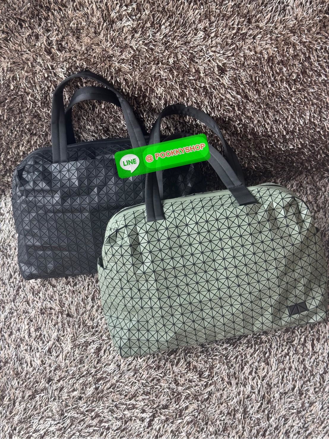 Baobao issey miyake cargo tote matte กระเป๋า CARGO สไตล์บอสตัน มีหูจับแบบบุหนา มีฐานกว้างใส่ได้เยอะ สาทารถใส่สัมภาระที่จำเป็นในการเดินทาง หรือมีพื้นที่จัดเก็บสิ่งของที่เราต้องใช้ในการทำงานด้วย เช่น โน้ตบุ๊ก สมุดจดบันทึก แฟ้มเอกสารต่าง ๆ ดีไซน์หรูดูสุภาพเร