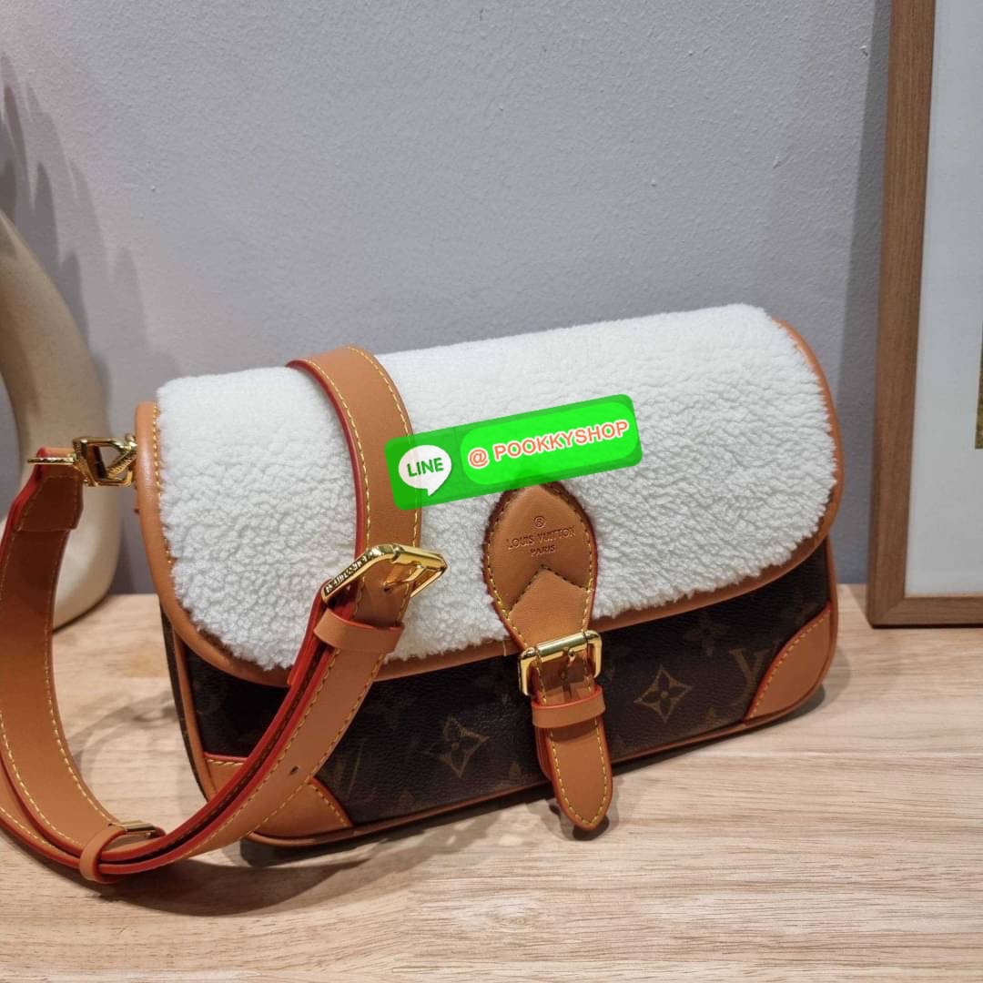 LV DIANE BAG ใหม่กับรุ่นที่ทำมาจำนวนจำกัด ดีไซน์ต้อนรับอากาศเย็นๆช่วงส่งท้ายปี กับกระเป๋าสะพายทรงสวย ดีไซน์คลาสสิคซ่อนความหรู ด้วยการตกแต่งขนฟูนุ่ม วัสดุหนังแคนวาสตัดสลับหนังแท้ เปิด-ปิดกระเป๋าด้วยกระดุมแม่เหล็ก ภายในเป็นช่องโล่ง ใส่ของสำคัญได้ครบ สายสะพา