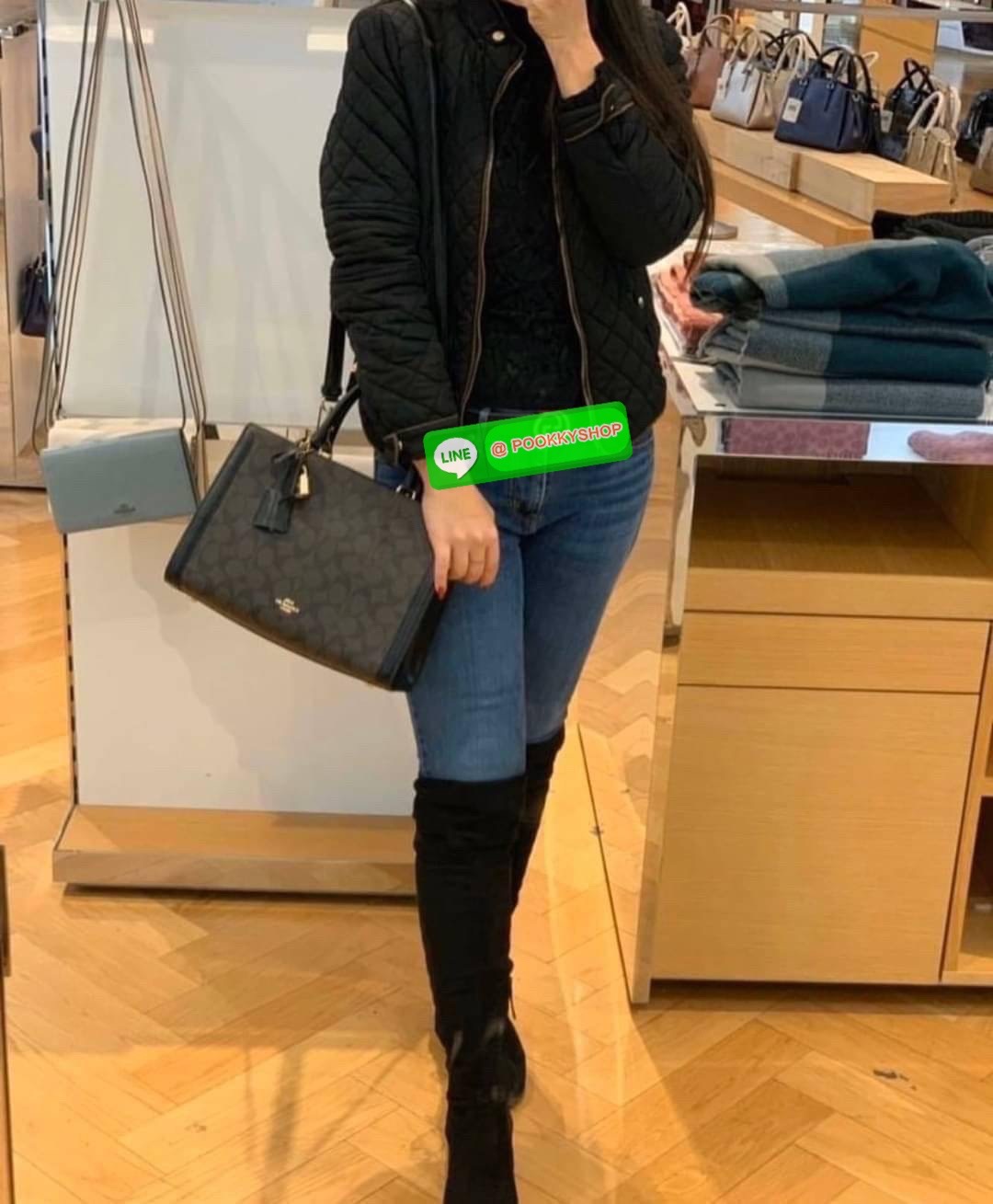 COACH ZOE CARRYALL IN SIGNATURE CANVAS (F87665) กระเป๋าถือหรือสะพาย ผู้ดีคุณนาย วัสดุหนังแคนวาส ตัดขอบหนังแท้ เปิด-ปิดด้วยซิปคู่ ตกแต่งด้วยตัวล็อคแม่กุญแจห้อยด้านหน้า ด้านในเป็นช่องกว้างใส่ของได้เยอะ มีสายสะพายยาว ถอด-ปรับระดับได้ สวย หรู ดูแพงมาก