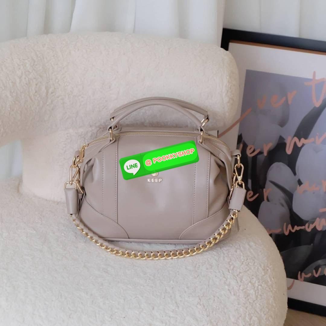 รุ่นขายดีเข้าเพิ่มนะคะ KEEP รุ่น ‘ Ella ‘ bag ทรง Pillow ( ทรงหมอน ) ที่สาวๆ ถามหา กลับมาแล้วค่า พร้อมฟังก์ชันจัดเต็มเหมือนเดิม ใบนี้ size M ใส่ กระเป๋าสตางค์ยาวได้ ใส่ไอแพดได้ ใครต้องการกระเป๋าที่ใช้ได้ทุกวัน ใส่ของครบ แอดมินแนะนำใบนี้เลยค่า สวย คุ้มแน่น