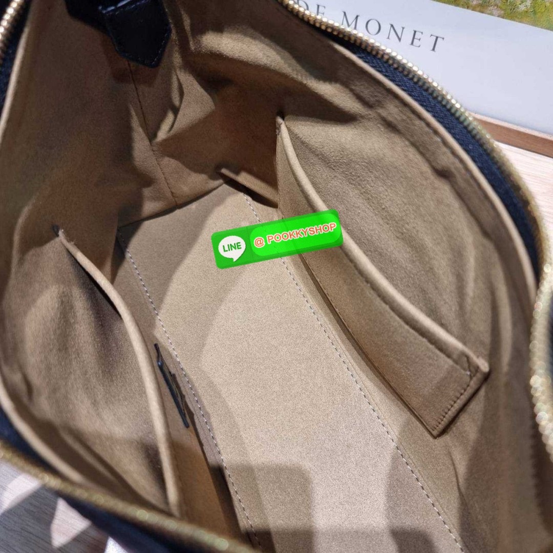 MCM AREN HOBO IN VISETOS 🔆 Details ฮอตฉ่ำมาก! กับกระเป๋าสะพายทรงโฮโบ ทรงสวยมาก ขนาดกำลังดี จุของได้เยอะ ใช้งานสะดวกด้วยการรูดซิป พิเศษแถมพวงหนังและชุดกุญแจล็อคมาให้ด้วย ถอดออกได้ นำไปใช้กับกระเป๋าใบอื่นได้ด้วย ภายในโล่งกว้าง ใส่ของสำคัญได้อย่างครบ