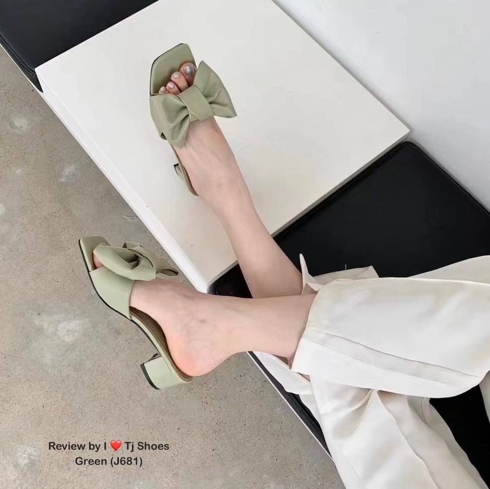 พร้อมส่งรองเท้านำเข้าที่สวยเกร๋ขายดีสุดๆ หนังรุ่นนี้นิ่มมาก ด้านหน้าแต่งด้วยโบว์น่ารักๆ สวมใส่ง่าย เรียบเก๋ดูดี สวยมาก ใส่ได้เรื่อยๆ แมทกับชุดอะไรก้ดูเก๋ดูน่ารักมาก ควรมีไว้เป็นคู่โปรด ของจริงงานดีมากสวยมาก ตรงปกแน่นอน เพราะรูปถ่ายจากสินค้าจริง เป็นรุ่นที