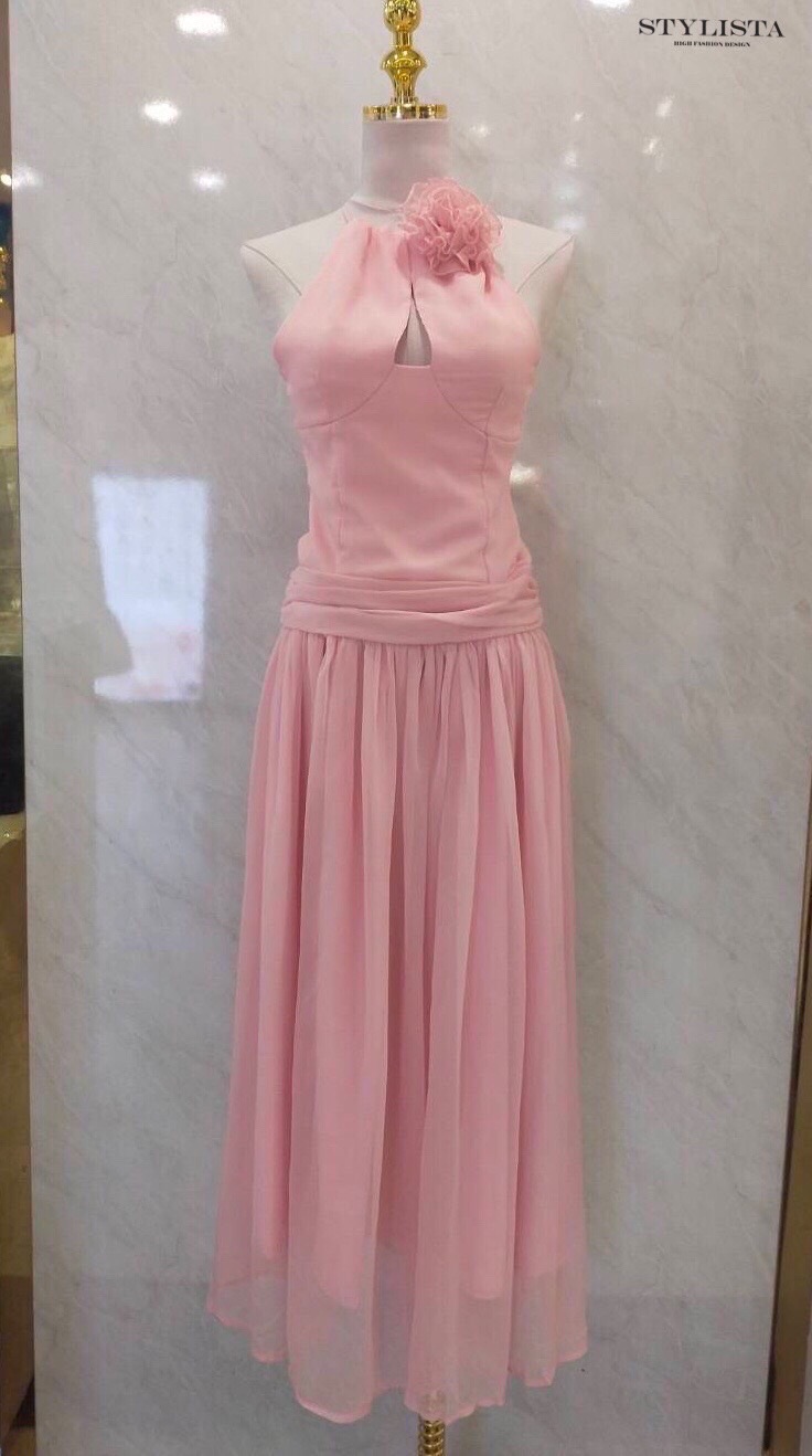 เดรสแฟชั่น เดรสยาวโทนพีชหวาน ดีไซน์เก็บเอว พร้อมดอกกุหลาบคอผูกสุดละมุน