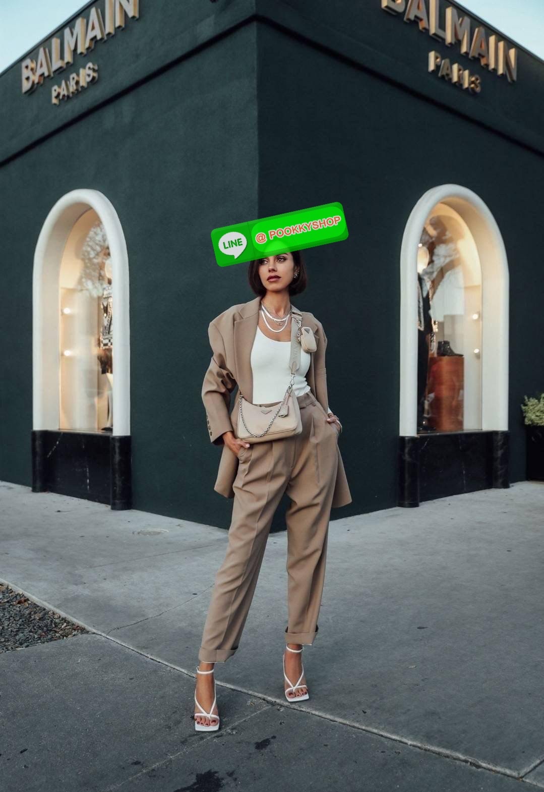 PRADA RE-EDITION 2005 RE-NYLON SHOULDER BAG ไอเท็มสุดปัง ที่ฮิตตลอดกาลไม่ว่าจะปีไหนๆ จัดให้ครบทั้งสีขายดีและสีใหม่ล่าสุด ที่สายคุณหนูห้ามพลาด!! กับกระเป๋าสะพายทรงคลาสสิค เหมาะเป็น everyday bag มากๆ วัสดุผ้าไนล่อนคุณภาพ พร้อมใบลูก ไว้ใส่เหรียญ ใส่กุญแจได้ส