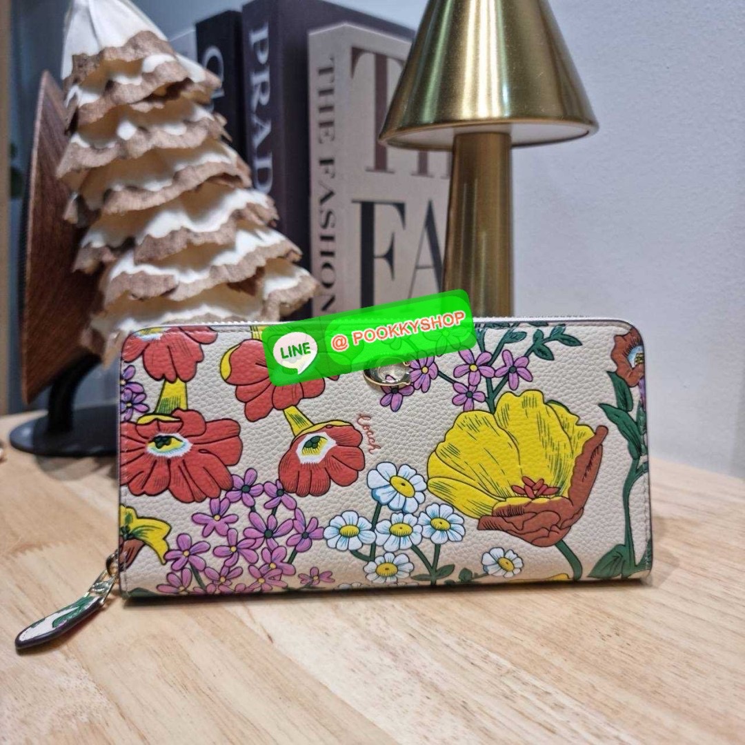 🔆 Model COACH CJ373 LONG ZIP AROUND WALLET WITH FLORAL PRINT 🔆 Details กระเป๋าสตางค์ใบยาว คอลเลคชั่นใหม่ กับดีไซน์ใหม่ ลวดลายดอกไม้สดใสรอบใบโดดเด่น สะดวกใช้งานและขนาดกำลังเหมาะมือมากๆ รูดใช้งานด้วยซิปรอบใบ ภายในแบ่งสัดส่วนไว้อย่างดี มีทั้ง