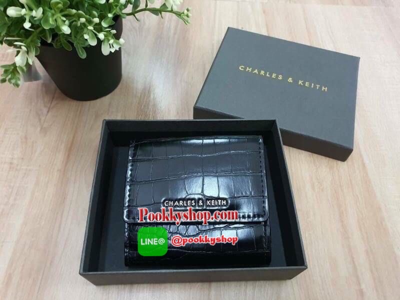 charleskeith Croc effect short wallet กระเป๋าสตางค์ใบสั้นมาด้วยลายหนังจรเข้ ด้านหน้าติดชื่อแบรนด์ รุ่นนี้เป็นแบบ 3 พับ ด้านหลังเป็นช่องใส่เหรียญ สวยสมคำร่ำลือมากๆ เลยจ้า มาครบ 5 สี จัดไปอย่างด่วนเลยจ้า
