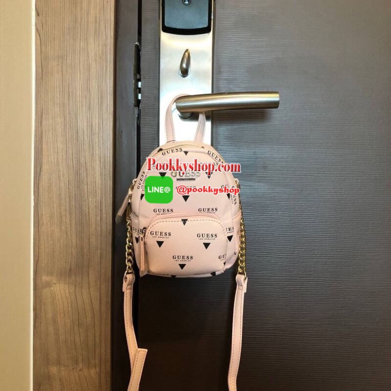 GUESS Factory Women's Evan Mini Crossbody กระเป๋าสะพายใบเล็กสุดน่ารักจาก guess มาแล้วค่า ไอเท็มสุดน่ารัก วัสดุทำจาก pu สกรีนลายสุดน่ารัก ด้านหน้ามีโลโก้ มีพวงกุญแจสวยเก๋ สายสะพายมีสายโซ่สลับหนังปรับได้ 5 ระดับ ด้านบนมีหูหิ้วจับถนัดมือ กระเป๋ามี 1 ช่อ