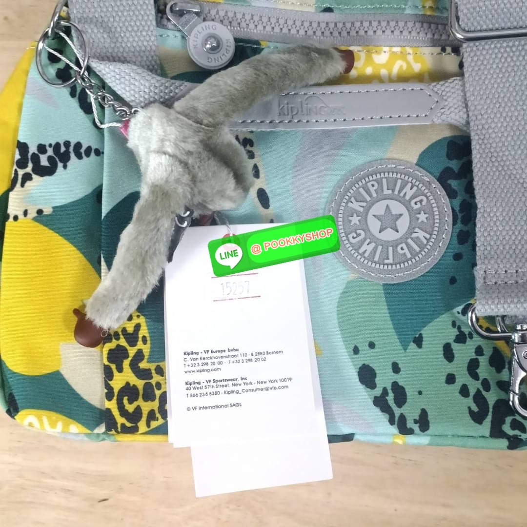 KIPLING ELISE HANDBAG กระเป๋าถือและสะพายไหล่ วัสดุ Nylon +Polyester ขนาดกำลังพอดี จุของได้มาก มีหูจับสองสาย ถือสะดวก น้ำหนักเบา มีช่องซิป ด้านหน้า ช่อง กระเป๋าหลักเปิด-ปิดด้วยซิป มี3 ช่องว่างใส่ของได้จุมากๆ ใส่มือถือได้ กระเป๋าสตางค์ใบยาว และ เครื่องสำอาง