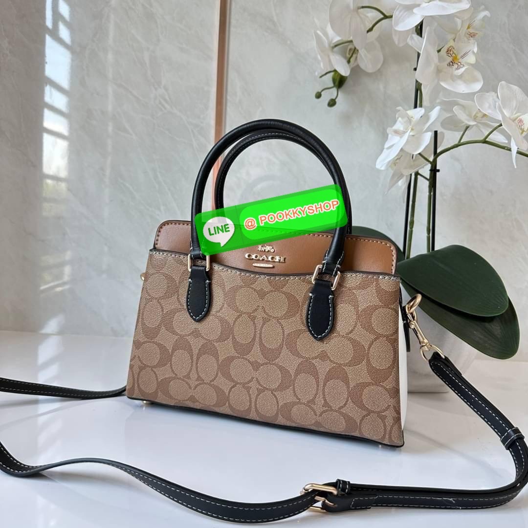 COACH MINI DARCIE CARRYALL IN BLOCKED SIGNATURE CANVAS (CH287) 👜คอลเลคชั่นใหม่สุดปัง ลุคคุณนายจะถือหรือสะพายข้างก็เริ่ดคะ รูปทรงถังไซส์เล็กวัสดุแคนวาสตัดหนังแท้ สายสะพายข้างถอดออกได้ มีหูหิ้วในตัว ภายในเป็นช่องโล่ง กว้างมีช่องแบ่งสัดส่วนใส่ของได้ค