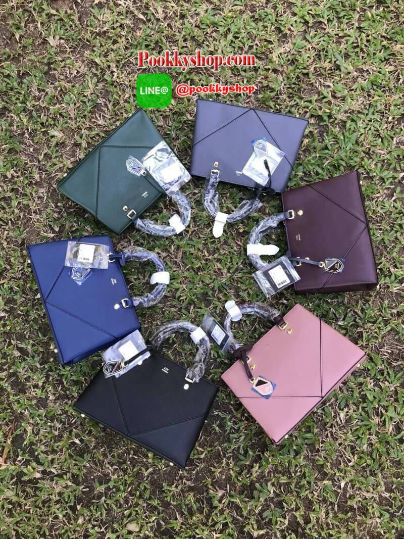 ถุงผ้าแบรนด์/ป้ายบาร์โค้ต) รีออเดอร์รุ่นขายดี!! LYN AMOUR M BAG กระเป๋าถือหรือสะพายรุ่นใหม่ล่าสุด!!! วัสดุลายหนังsaffianoเย็บแต่งลายทะแยงให้กระเป๋าดูมีทรง ด้านหน้าประดับTagโลหะปั้มโลโก้คล้องหนัง ถอดออกได้ ภายในกระเป๋าแบ่งเป็นสองช่องใหญ่ อีกหนึ่งช่องซิปคั่