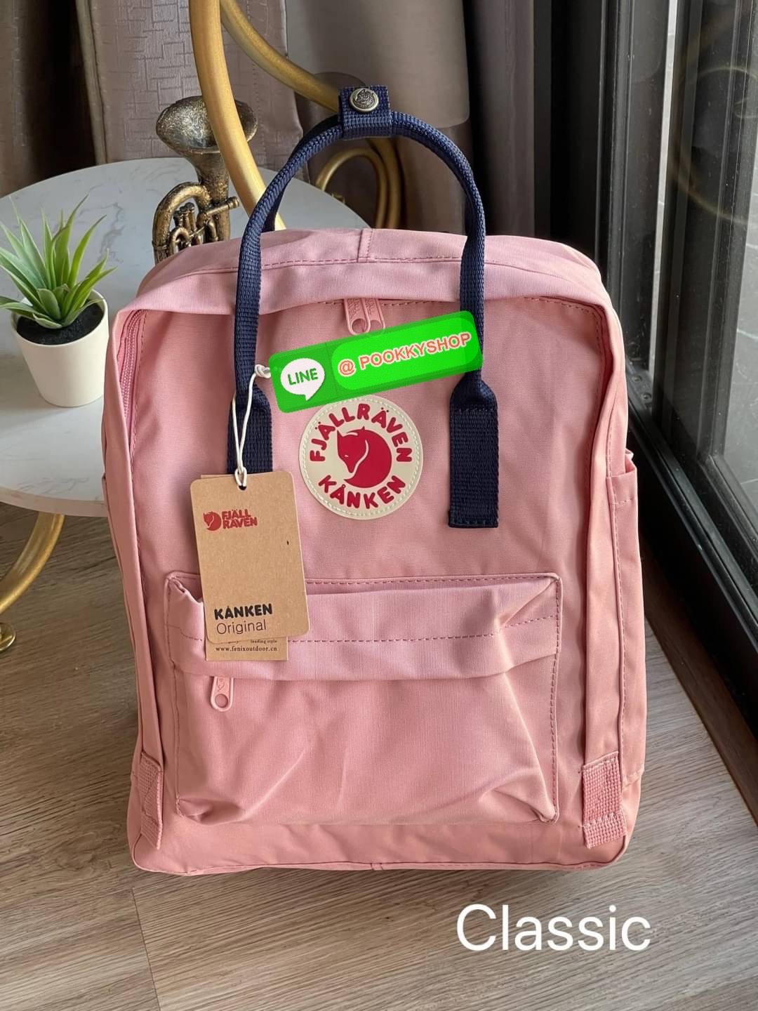 Fjallraven Kanken backpack รุ่น Classic แบรนด์ดังจากสวีเดนที่นิยมกันมากในหมู่วัยรุ่น กระเป๋าเป้ที่มีน้ำหนักเบา แต่มีความทนทาน และช่องว่างต่างๆมากขึ้น มีซิปหน้าสำหรับใส่ของกระจุกกระจิก และหูหิ้วทั้งด้านหน้าและด้านหลัง สำหรับการหิ้วถือได้สะดวก จุดเด่นที่ทำใ