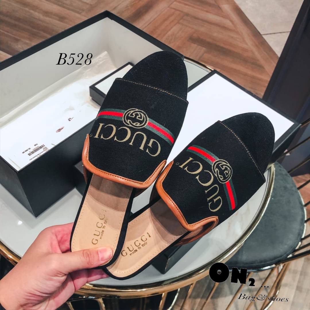 งานกุชชี่ style ผ้าแควาสสกรีน คาดเขียวแดงตามแบบออริจินอล ขายดีตลอดไม่มีเอ้าท์ เพราะงานใส่ง่ายสบาย สีพื้นเข้ากับทุกชุดคะ พร้อมส่ง2สี ตามแบบจ้า