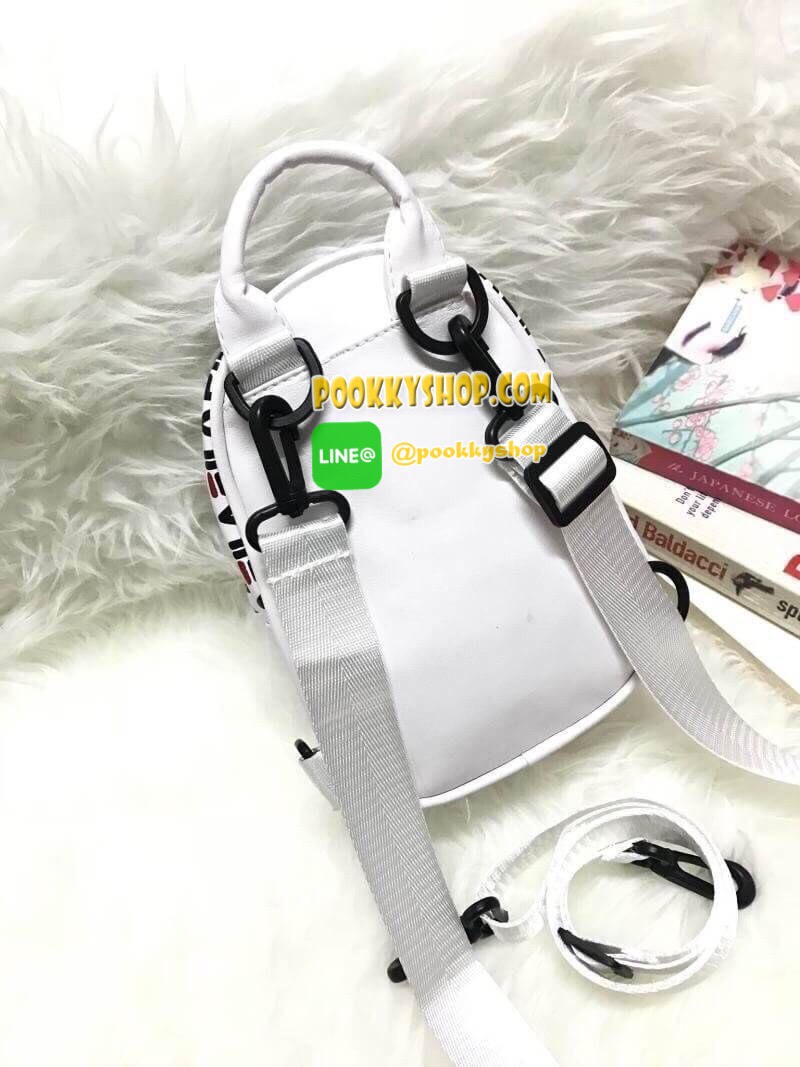 Fila mini Backpack กระเป๋าเป้สะพายหนัง ขนาดมินิ ที่สามารถเป็นได้ทั้งทรงถือ / สะพายเป็นเป้หรือไหล่และคาดอกได้ สี่สไตล์ สกรีนโลโก้แบรนด์ครึ่งใบ ด้านหน้ามีซิปใส่ของจุกจิกได้ ช่องใหญ่เปิดปิดด้วยซิปคู่ ภายในมีช่องเล็กอีก1ช่อง มาพร้อมสายสะพาย2เส้นปรับได้ฟรีไซส์