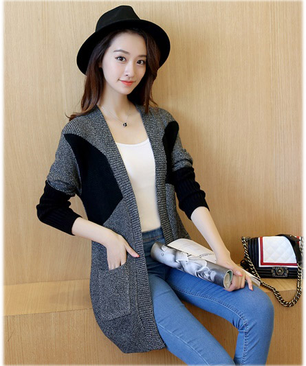 เสื้อผ้าแฟชั่นนำเข้า : เสื้อคลุมแฟชั่น เสื้อคลุมกันหนาว พร้อมส่ง สีเทา ผ้าไหมพรมเนื้อหนา ใส่คลุมกันหนาวได้ค่ะ แต่งตัดด้วยสีดำสุดเท่ห์ มีความยืดหยุ่นได้ดี ตัวยาวคลุมสะโพก แขนยาว มีกระเป๋าใช้งานได้ งานสวยเหมือนแบบแน่นอนค่ะ