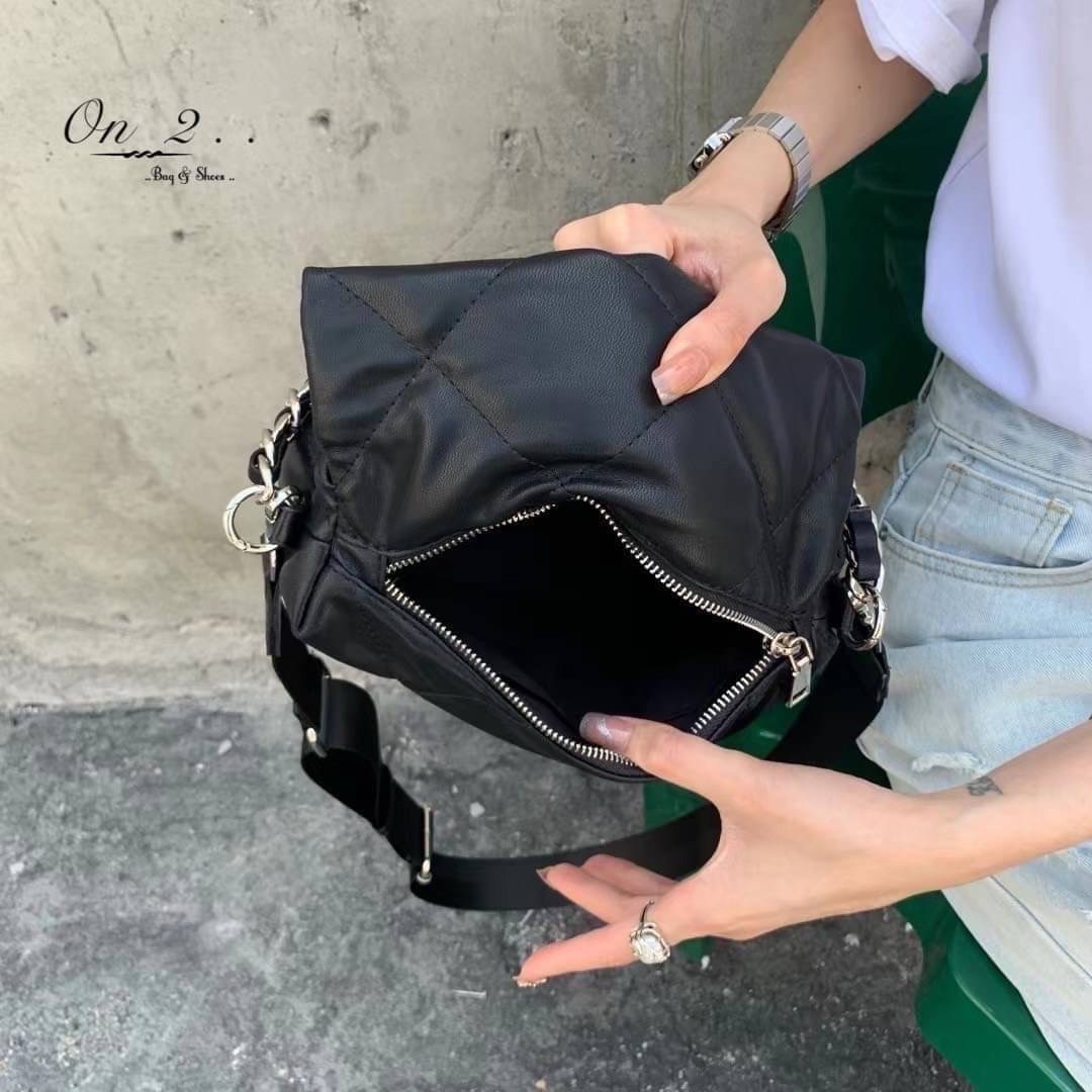 🇰🇷Korean style crossbody bag🇰🇷 🔹กระเป๋าสะพายข้าง หนังพียู 🔹PU Leather crossbody bag 🔹ตัวกระเป๋าเดินด้ายสีดำ เย็บตาราง 🔹สายสั้นเป็นสายโซ่ร้อยหนัง 🔹สายยาวผ้า ปรับความยาวได้ 🔹อะไ
