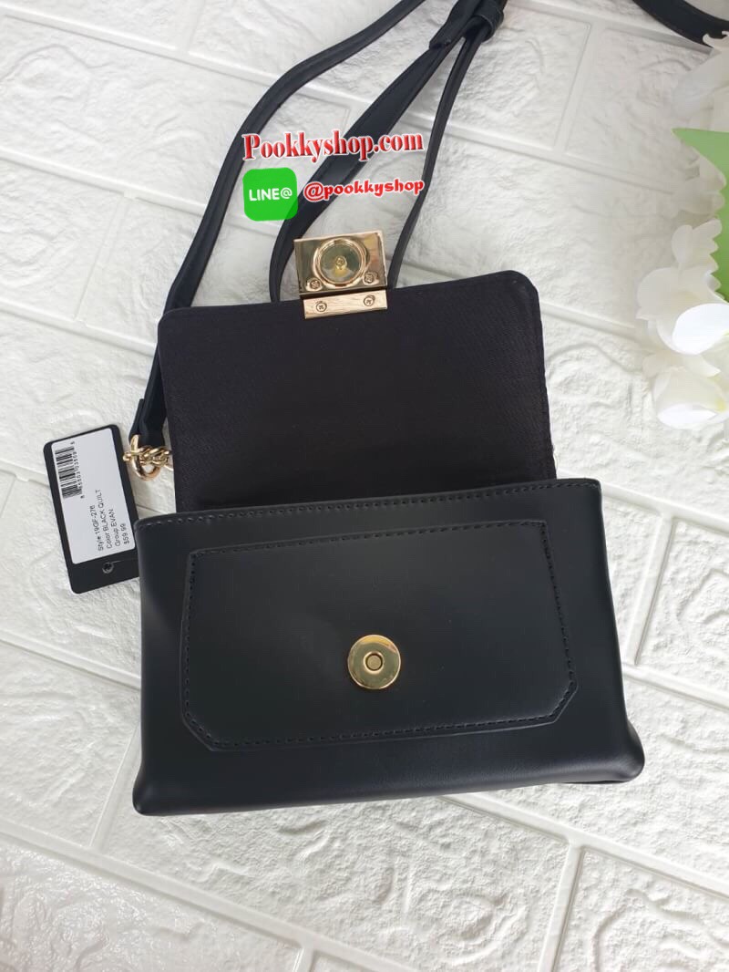 Guess Mini Crossbody Bag กระเป๋าสะพายข้าง Crossbody หนังนิ่มเรียบอยู่ทรง มาพร้อมพวงกุญแจแบรนด์ฝังเพชรสวยหรู ดูแพง พวงกุญแจถอดออกได้ กระเป๋าขนาดกำลังพอดี น่ารัก น่าใช้ค่ะ เปิด-ปิดด้วยกระดุมแป็ก ด้านหน้าติดโลโก้แบรนด์อะไหล่ทอง ภายในโล่ง ซับในผ้าอย่างดี มีช่