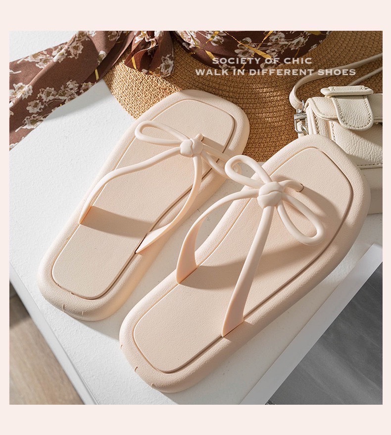 น้องคนสวยพร้อมส่งแล้วค่าาา‼️🥰 เพิ่มความสดใสให้วันธรรมดาดูพิเศษขึ้นได้ง่ายๆ รองเท้าแตะงานยางนิ่ม รับหน้าฝน ทรงหน้ากว้าง น่ารัก คิขุ แมตช์ง่าย กันน้ำ อุ่นใจว่าฝนนี้รองเท้าคู่โปรดคู่นี้จะให้ดูแลง่ายๆ ไม่ต้องกลัวด่าง ราคาเบา เหมือนตัวรองเท้าเลยจ้า