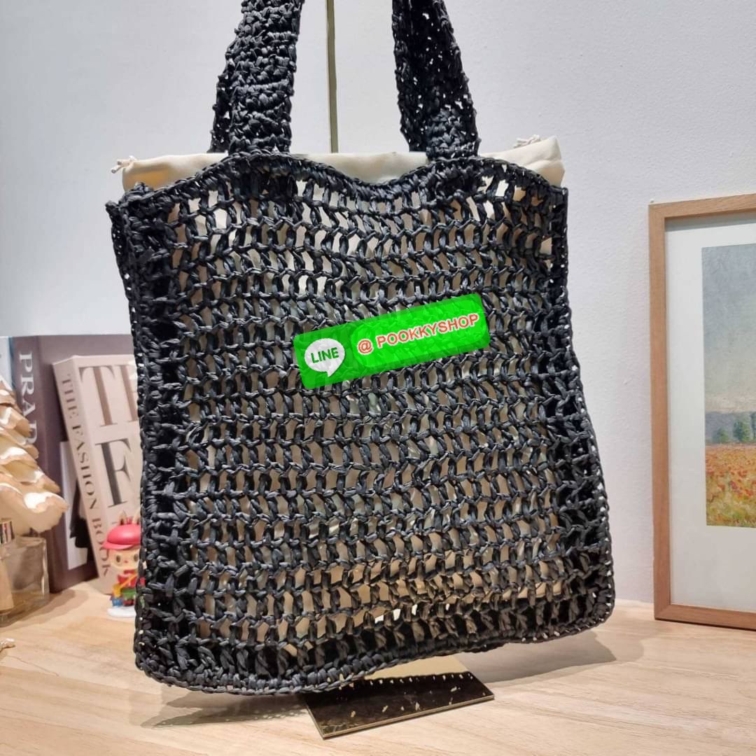PRADA RAFFIA TOTE BAG สวยไม่ซ้ำใคร สไตล์บีช เหมาะมากกับการสะพายไปเที่ยวทะเล หรือจะใช้ในวันสบายๆก็ตอบโจทย์ กับกระเป๋าสะพายสานใบใหญ่ ตัวกระเป๋าเป็นวัสดุสังเคราห์จากธรรมชาติ สานทอเต็มใบออกมาเป็นลวดลายสวยงาม มีกระเป๋าซับในให้ สำหรับใส่ของเป็นสัดส่วน และรูดปาก