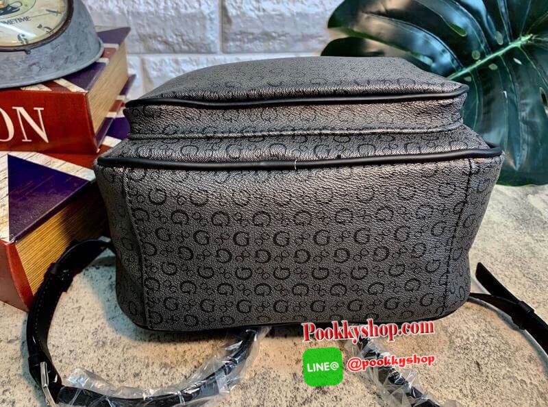 GUESS WOMEN’s DOME BACKPACK BAG พร้อมส่งค่ะ!! กระเป๋าสะพายหลัง มีหูหิ้ว ด้านหน้ามีโลโก้แบรนด์และช่องซิปหนึ่งช่องใส่มือถือหรือจองจุกจิกค่ะ เปิดปิดกระเป๋าช่องหลักแบบซิปคู่ ภายในโล่งกว้าง ซัปในผ้าลายแบรนด์นะค่ะ มีข่องซิปและช่องเล็กใส่ของจุกจิกค่ะ สายสะพายด้า