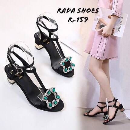 ใครรออยู่ ... ด่วน!!!เลยจ้า สวยถูกมาก... 2019 New Shoes ... รองเท้าโรเจอร์ เพชรเขียว รองเท้า พร้อมส่ง ... รองเท้าแบบใหม่ล่าสุด โรเจอร์เพชรเขียว แบบปังมาก กนะตอบรับใส่สวย สูง 3 นิ้ว งานรัดส้น สายตะข้อเกี่ยว ปรับระดับขนาดได้งานเพชรอลัง สวยสมัยใหม่จ้า