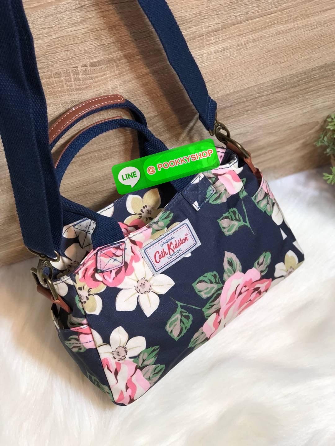 Cath Kidston Mini day Bag กระเป๋าถือหรือสะพายสุดชิค เหมาะสำหรับใช้สะพายในวันทำงานหรือวันสบายๆ เก็บของใช้ระหว่างวันได้เยอะค่ะ เปิด-ปิดด้วยซิป ด้านในมี 1ช่องใหญ่ ช่องซิป 1ช่องและช่องเล็กให้แยกเก็บมือถือของจุกจิก สวยคุ้มมากๆ มีหูจับ มาพร้อมสายสะพายยาวปรับระด